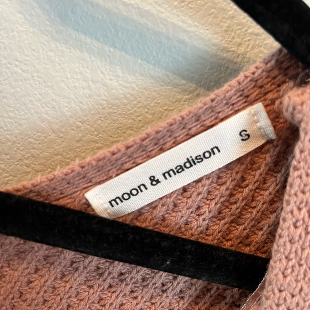 Reversal sweater. - Picture 2 of 3